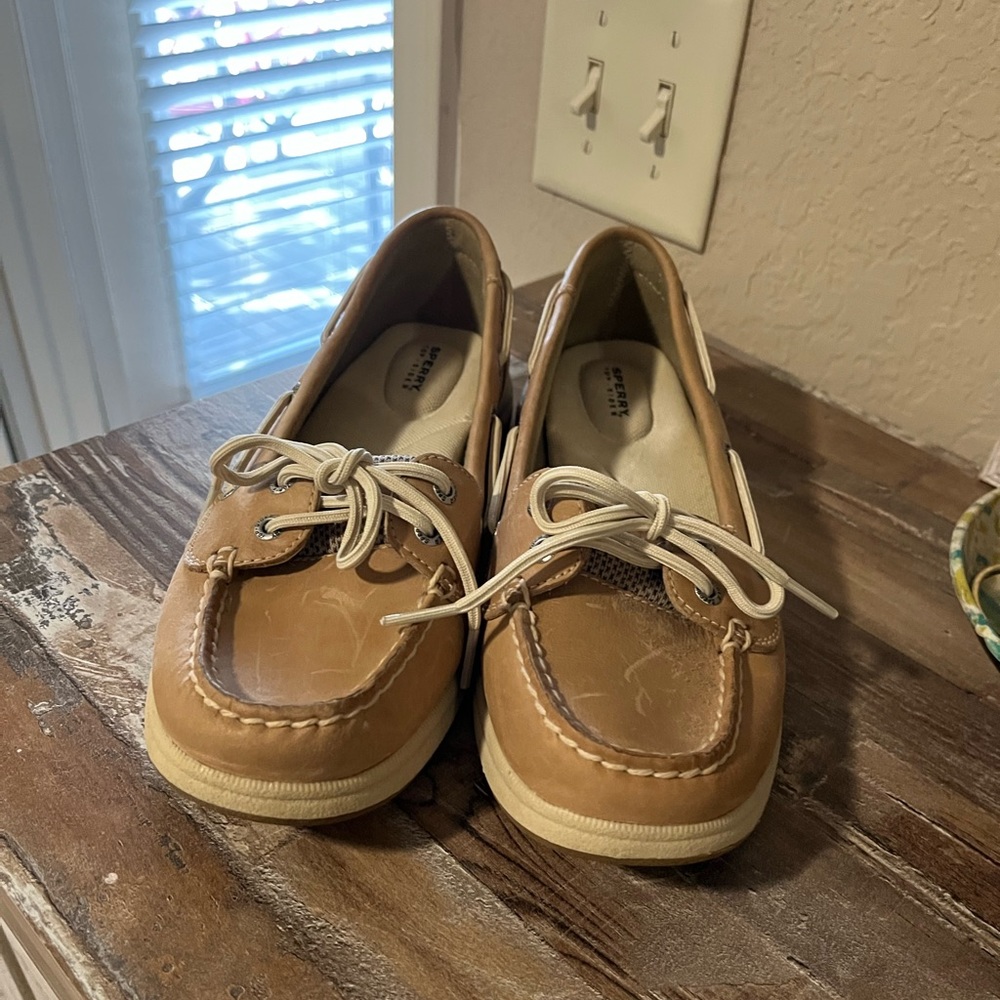Sperry Angelfish boat shoes, size 8